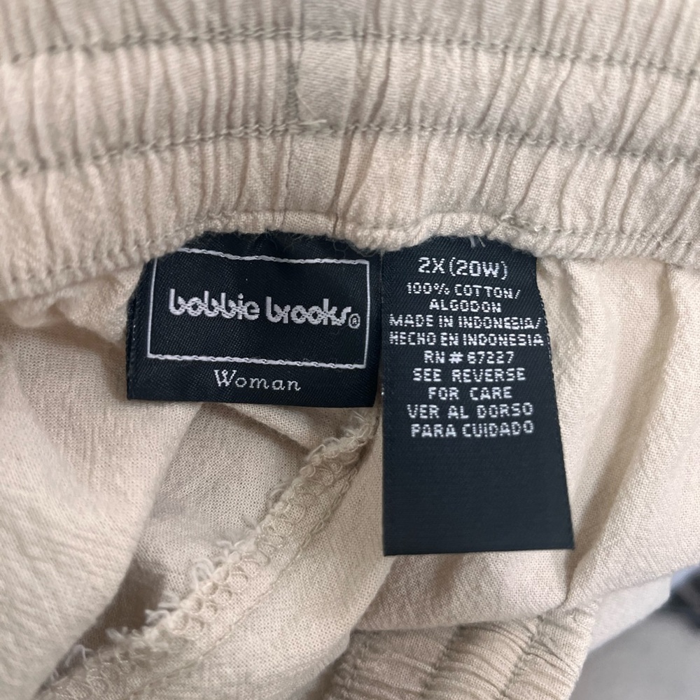Bobbie Brooks Light Tan Cotton Capri Pants